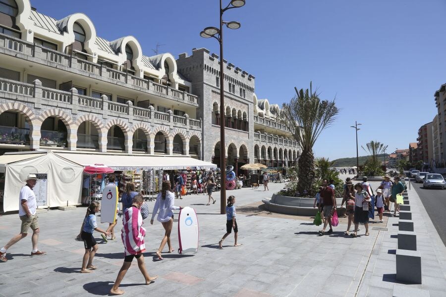 Hendaia ha reformado en dos fases el paseo de la playa. Este año, se ha ganado espacio en la zona central del Casino.