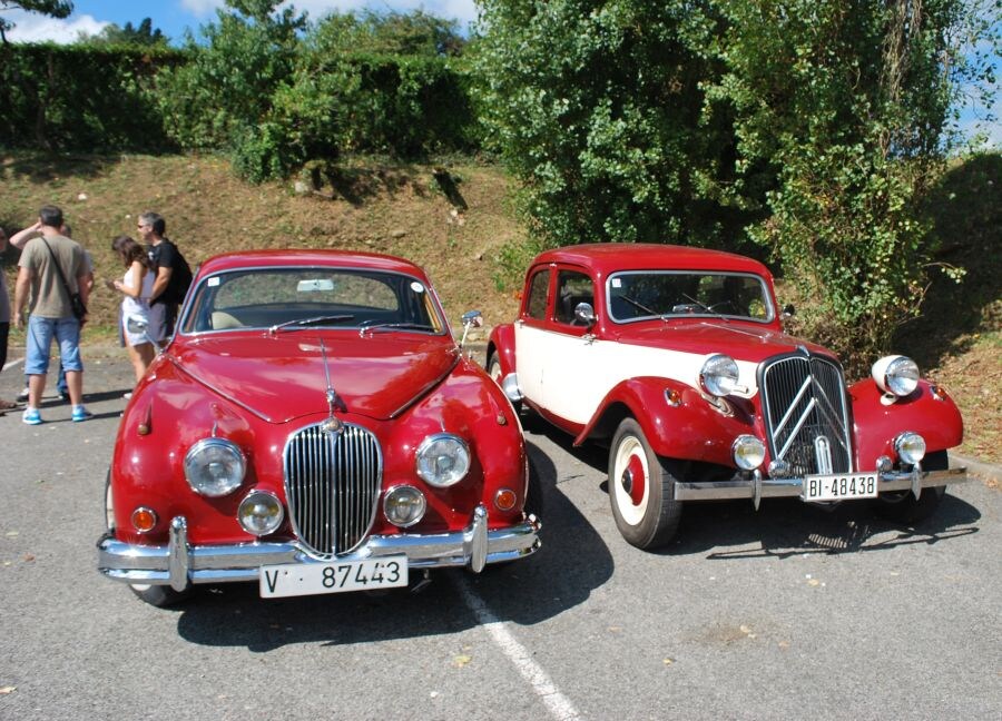 Los amantes de los vehículos de época disfrutaron con la exposición de coches y motos antiguos