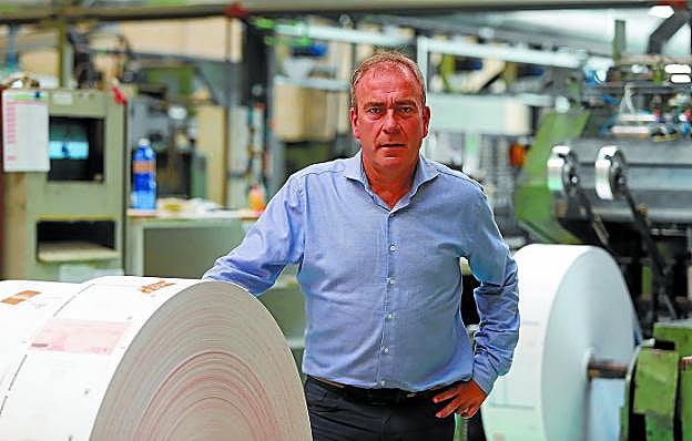 Eduardo Aizpurua, en la empresa pasaitarra Transkrit, que ha cumplido más de ocho décadas de vida.