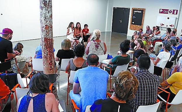 Voluntarios de la Red de Acogida de Irun y migrantes se concentraron en el Ayuntamiento. 