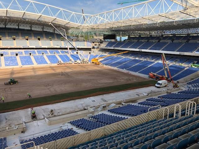Este lunes ha dado comienzo la instalación del nuevo césped en el estadio txuri-urdin. El arranque ha sido por la Tribuna Oeste