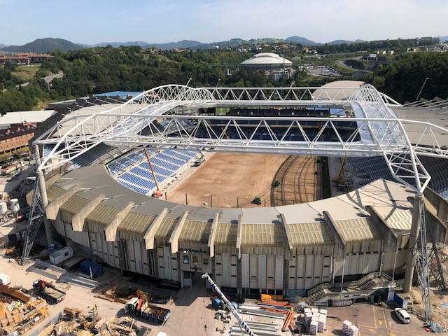 Este lunes ha dado comienzo la instalación del nuevo césped en el estadio txuri-urdin. El arranque ha sido por la Tribuna Oeste