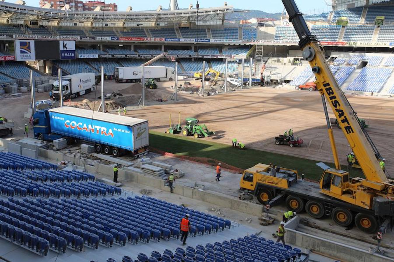 Este lunes ha dado comienzo la instalación del nuevo césped en el estadio txuri-urdin. El arranque ha sido por la Tribuna Oeste