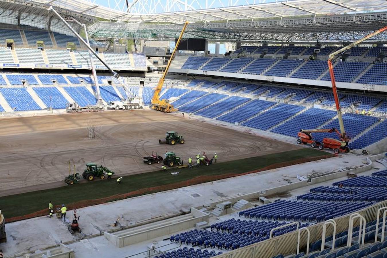 Este lunes ha dado comienzo la instalación del nuevo césped en el estadio txuri-urdin. El arranque ha sido por la Tribuna Oeste