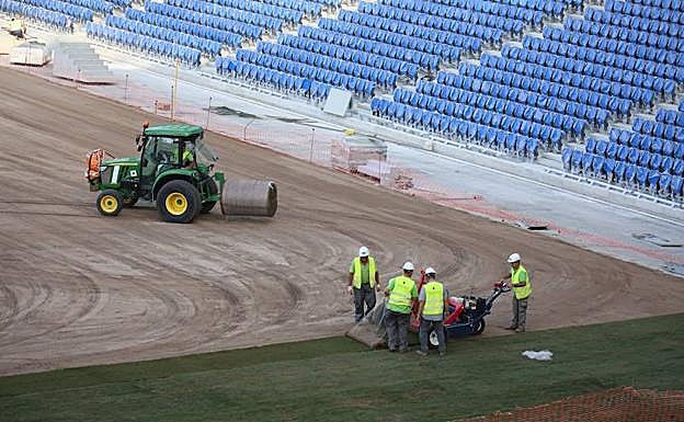 Vista de los trabajos de plantación del césped esta tarde en el estadio de Anoeta. 