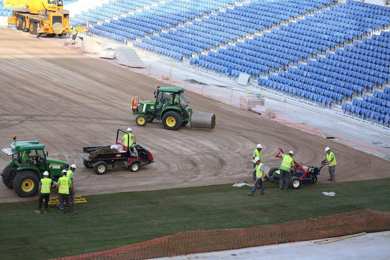 Este lunes ha dado comienzo la instalación del nuevo césped en el estadio txuri-urdin. El arranque ha sido por la Tribuna Oeste