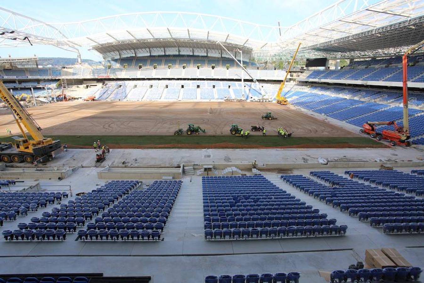 Este lunes ha dado comienzo la instalación del nuevo césped en el estadio txuri-urdin. El arranque ha sido por la Tribuna Oeste