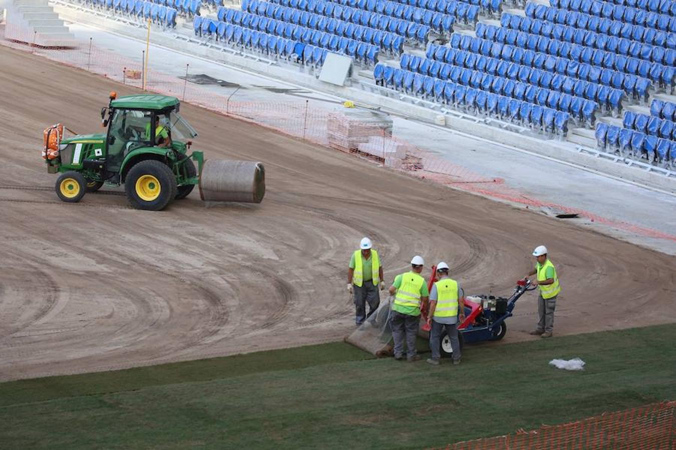 Este lunes ha dado comienzo la instalación del nuevo césped en el estadio txuri-urdin. El arranque ha sido por la Tribuna Oeste