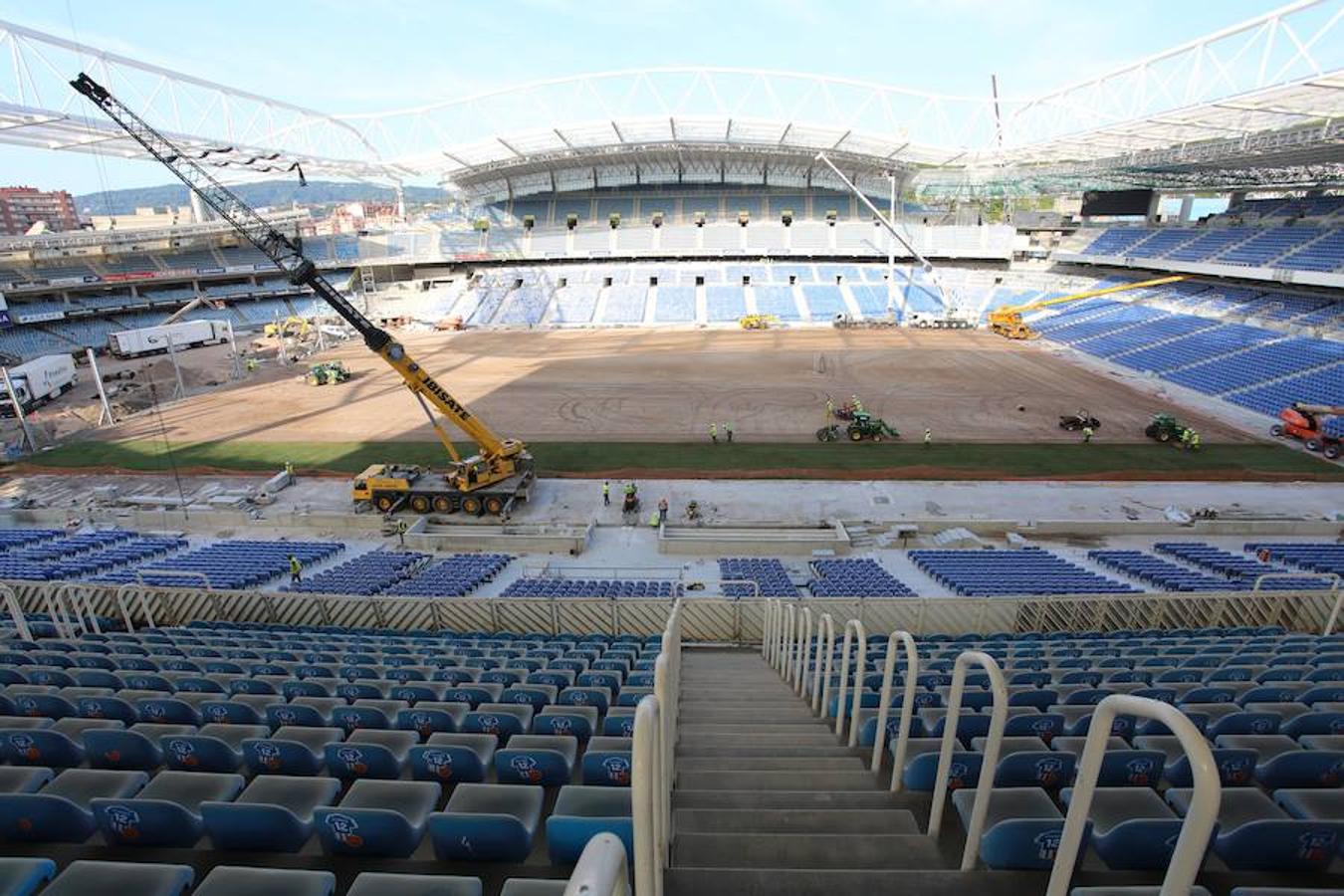 Este lunes ha dado comienzo la instalación del nuevo césped en el estadio txuri-urdin. El arranque ha sido por la Tribuna Oeste
