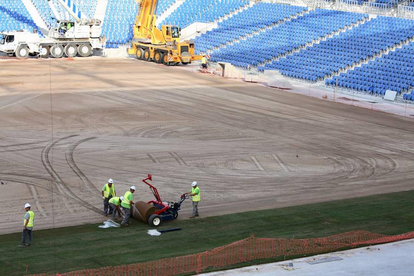 Este lunes ha dado comienzo la instalación del nuevo césped en el estadio txuri-urdin. El arranque ha sido por la Tribuna Oeste