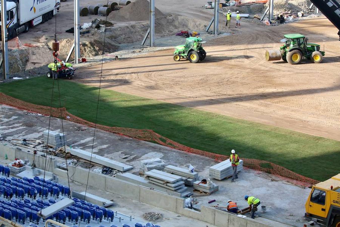 Este lunes ha dado comienzo la instalación del nuevo césped en el estadio txuri-urdin. El arranque ha sido por la Tribuna Oeste