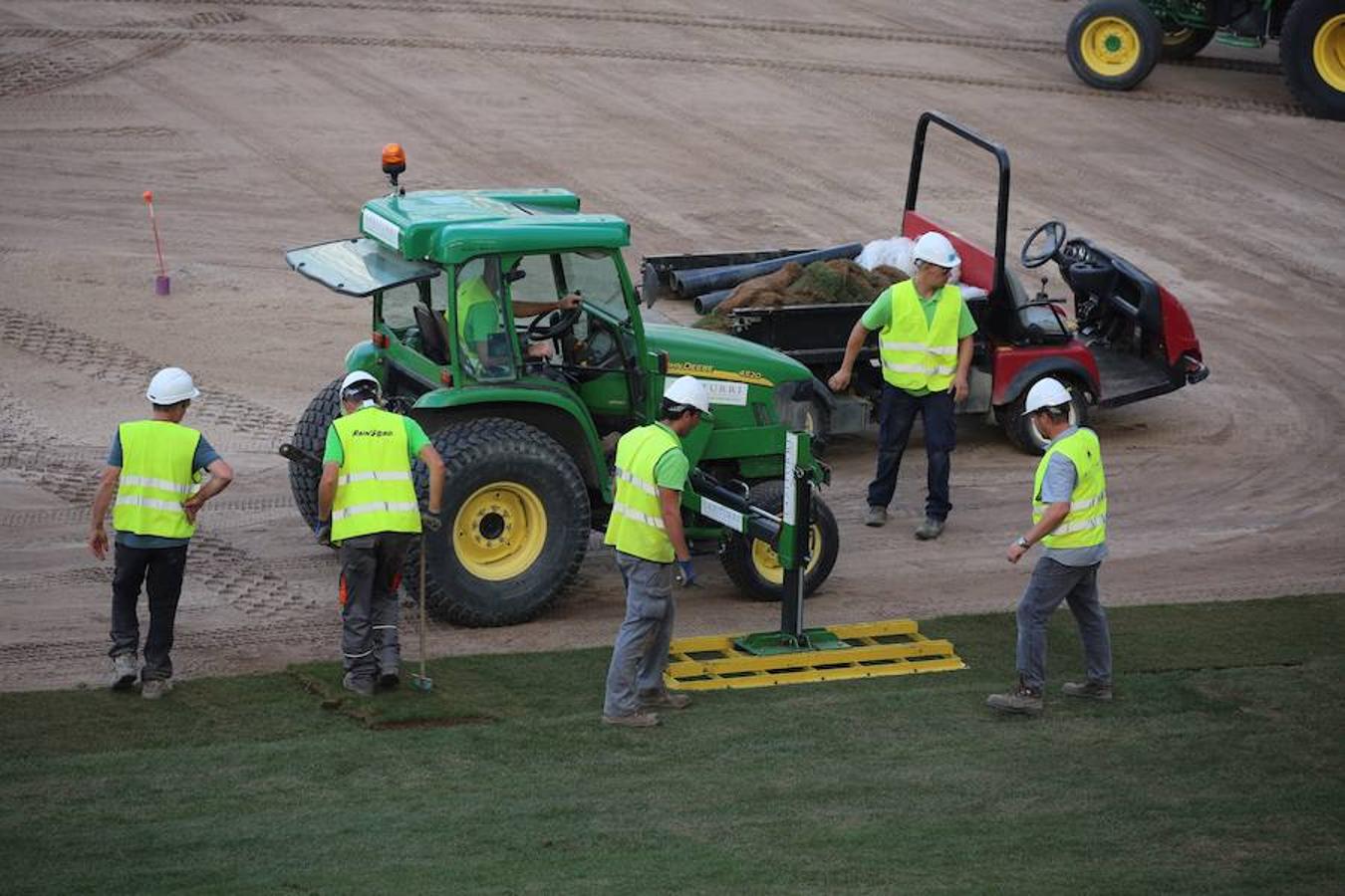 Este lunes ha dado comienzo la instalación del nuevo césped en el estadio txuri-urdin. El arranque ha sido por la Tribuna Oeste