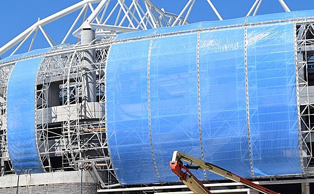 Imagen. Estado de las obras en el exterior de Anoeta el pasado sábado. 