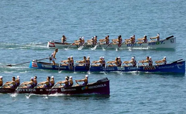 Las tres traineras vizcaínas en la segunda tanda de este primer domingo de regatas en la Bandera de La Concha. 