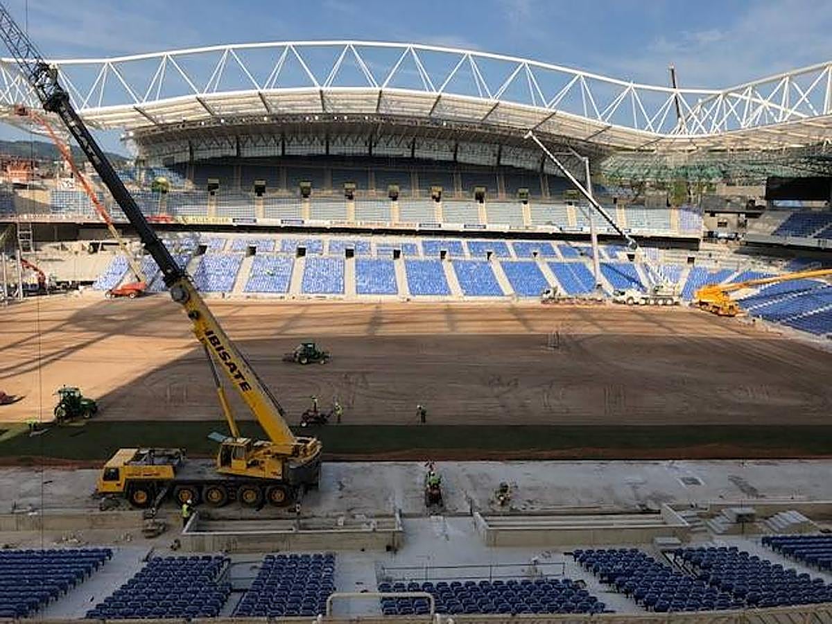 Este lunes ha dado comienzo la instalación del nuevo césped en el estadio txuri-urdin. El arranque ha sido por la Tribuna Oeste