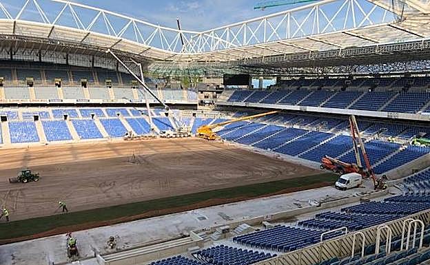 Galería. La colocación del césped se ha iniciado por la tribuna Oeste.
