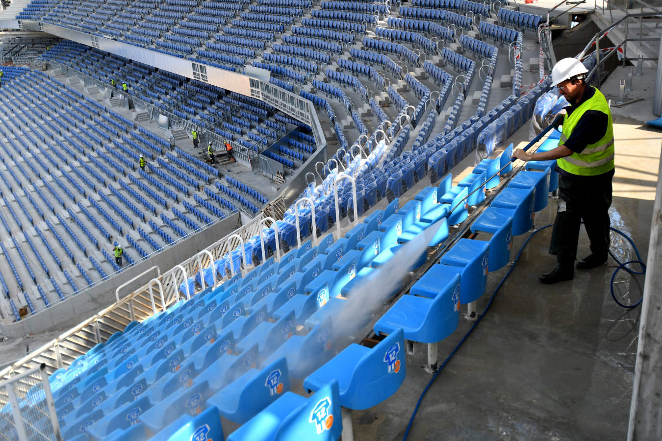 Después de semanas de incesante trabajo, el terreno de juego va cogiendo forma. Algunos operarios también hn estado limpiando las gradas