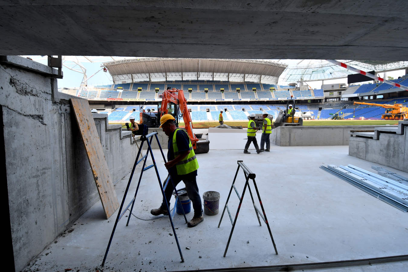 Después de semanas de incesante trabajo, el terreno de juego va cogiendo forma. Algunos operarios también hn estado limpiando las gradas