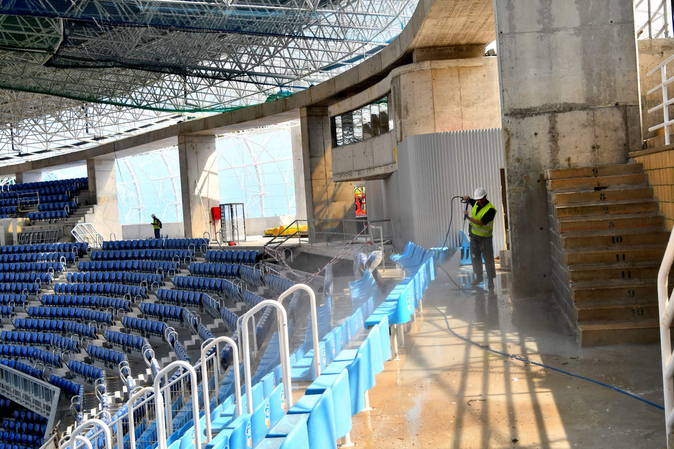 Después de semanas de incesante trabajo, el terreno de juego va cogiendo forma. Algunos operarios también hn estado limpiando las gradas