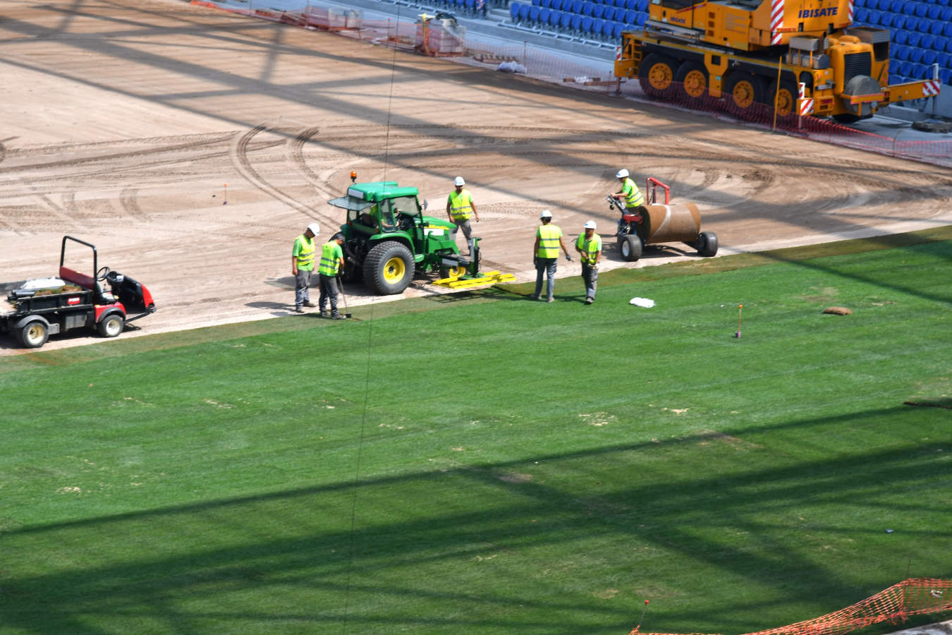 Después de semanas de incesante trabajo, el terreno de juego va cogiendo forma. Algunos operarios también hn estado limpiando las gradas