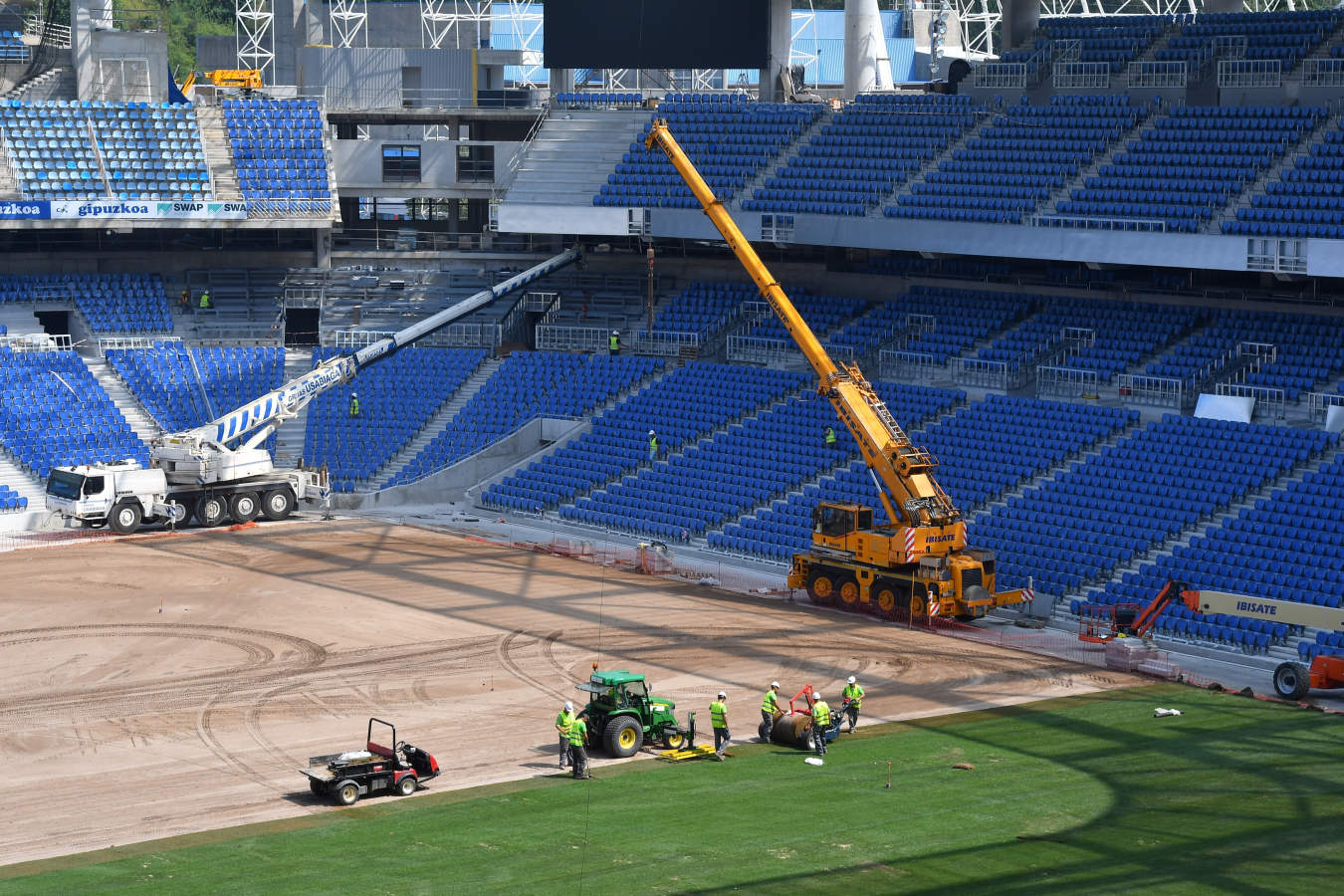 Después de semanas de incesante trabajo, el terreno de juego va cogiendo forma. Algunos operarios también hn estado limpiando las gradas