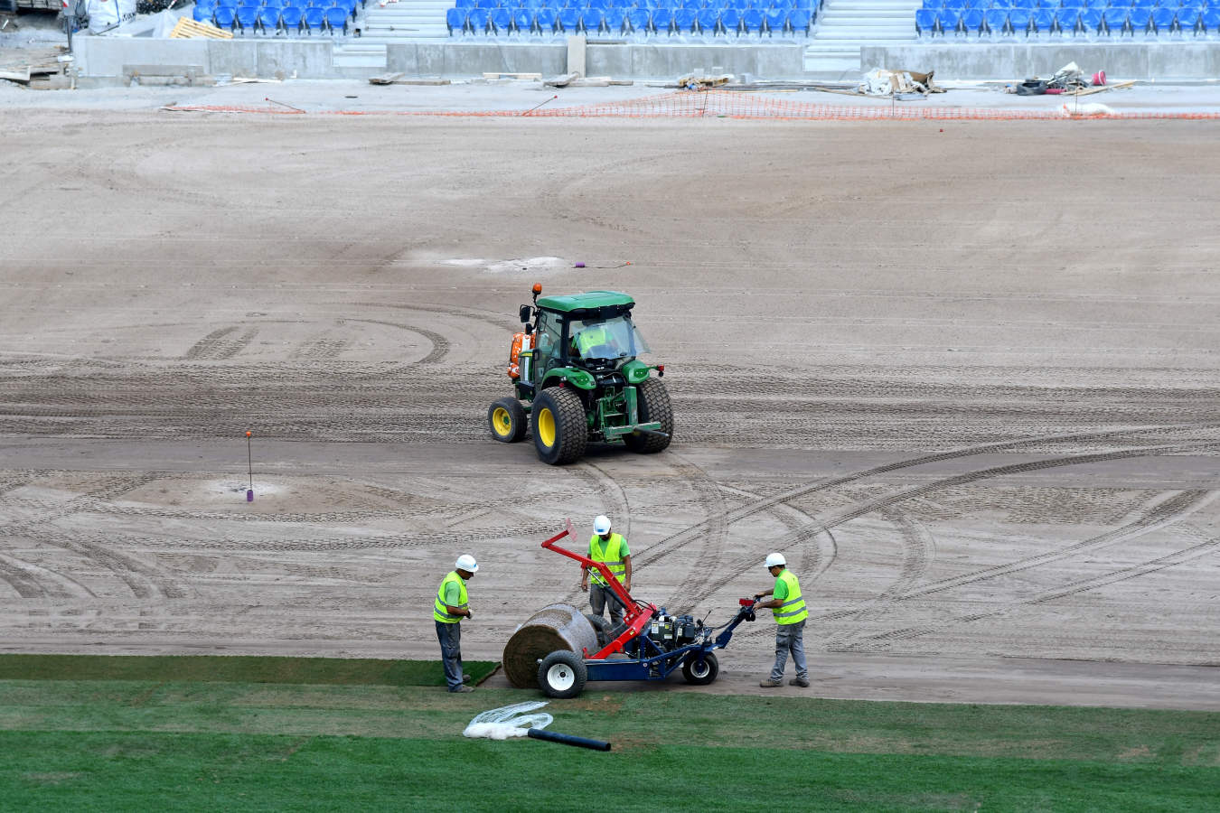 Después de semanas de incesante trabajo, el terreno de juego va cogiendo forma. Algunos operarios también hn estado limpiando las gradas