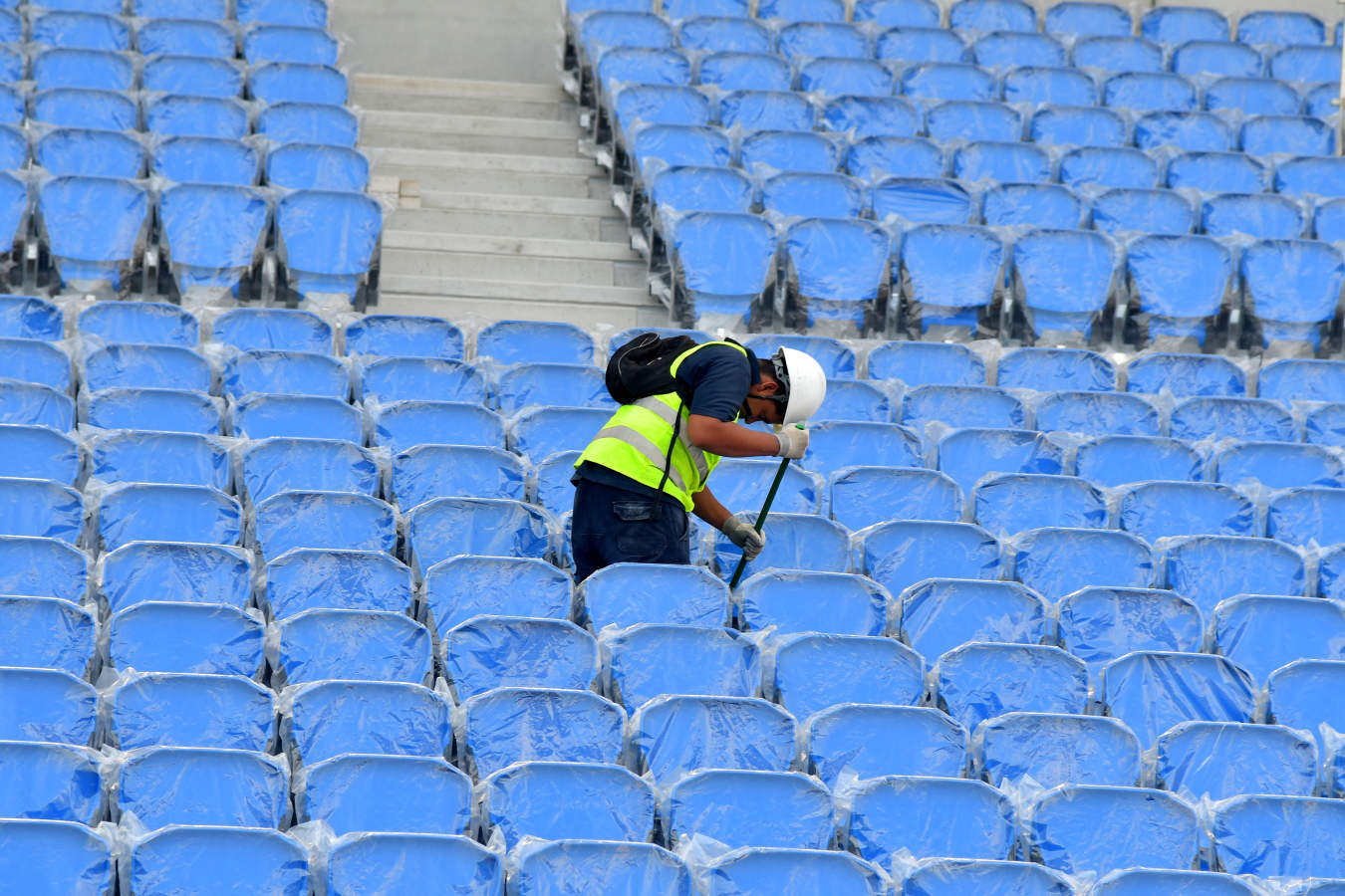 Después de semanas de incesante trabajo, el terreno de juego va cogiendo forma. Algunos operarios también hn estado limpiando las gradas