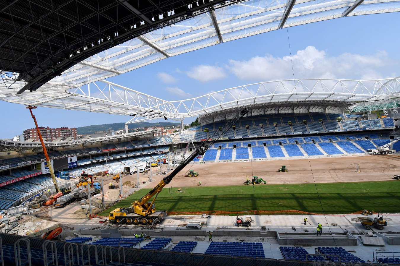 Después de semanas de incesante trabajo, el terreno de juego va cogiendo forma. Algunos operarios también hn estado limpiando las gradas