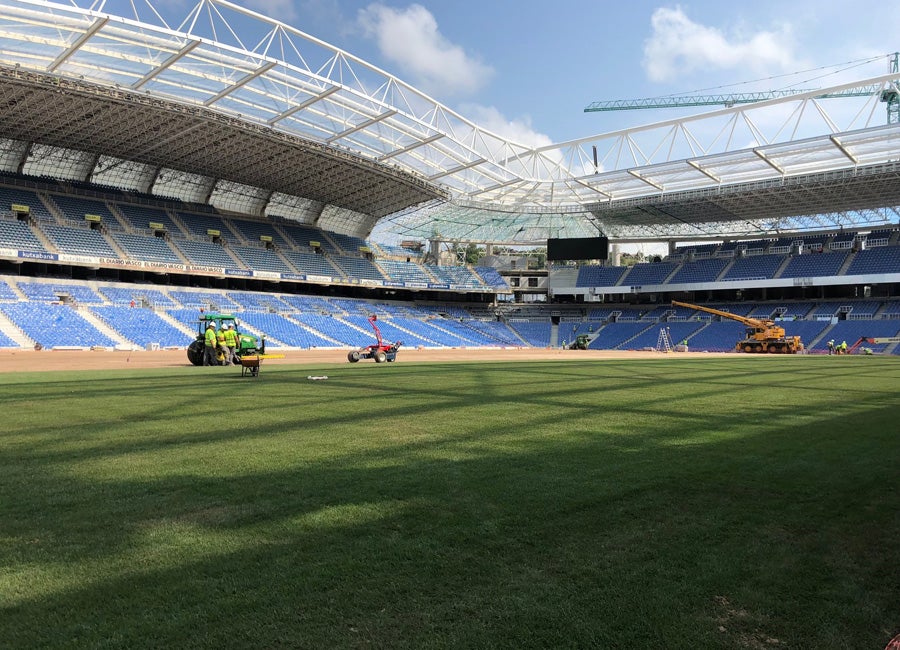 Después de semanas de incesante trabajo, el terreno de juego va cogiendo forma. Algunos operarios también hn estado limpiando las gradas