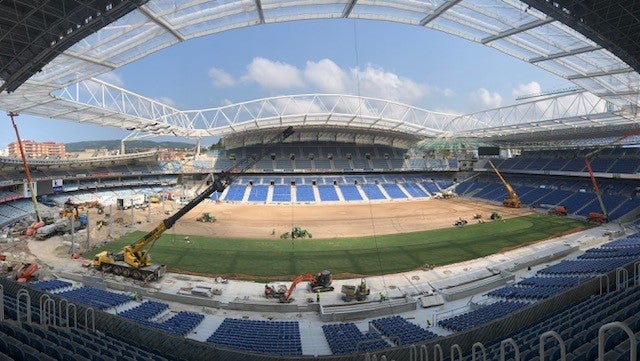 Después de semanas de incesante trabajo, el terreno de juego va cogiendo forma. Algunos operarios también hn estado limpiando las gradas