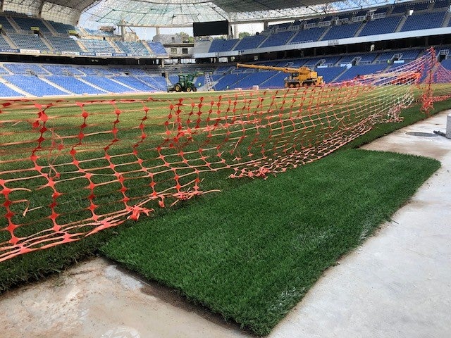 Una muestra del césped de hierba artificial junto al natural ya instalado.