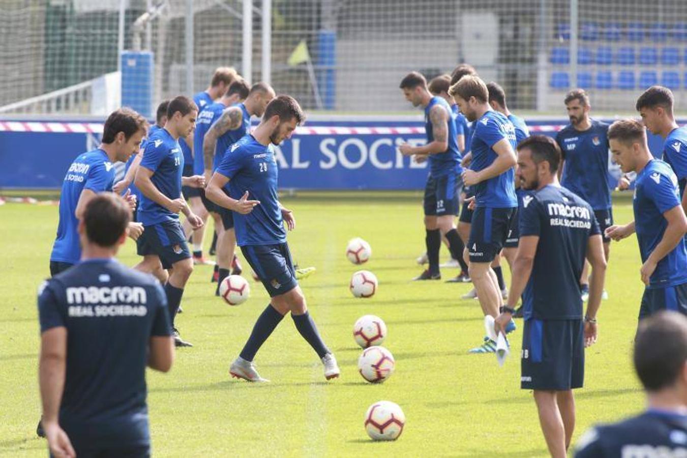 Los jugadores de la Real Sociedad se han vuelto a ejercitar en una nueva sesión en Zubieta.