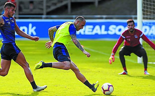 Sandro arma la pierna para chutar a portería perseguido por Theo, ayer en su primer entrenamiento.