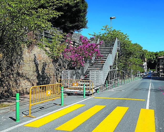 Las escaleras pvisionales que sustituyen a la rampa. 