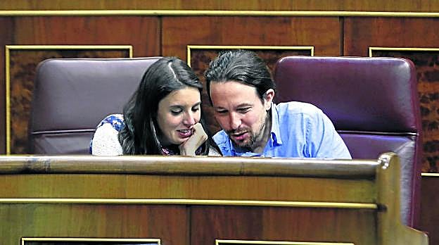 Irene Montero y Pablo Montero, durante una sesión en el Congreso de los Diputados. 