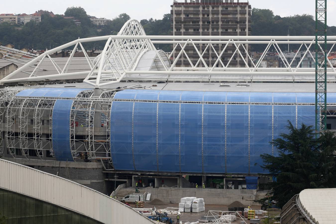 Las obras siguen a un ritmo vertiginoso tanto dentro, con la instalación de los últimos tepes de césped, como fuera, con una grada Sur cada vez más azul.