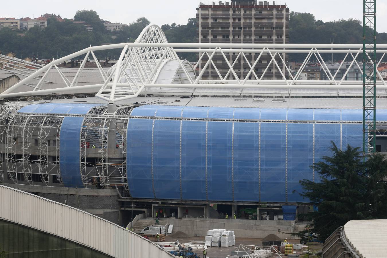 Las obras siguen a un ritmo vertiginoso tanto dentro, con la instalación de los últimos tepes de césped, como fuera, con una grada Sur cada vez más azul.
