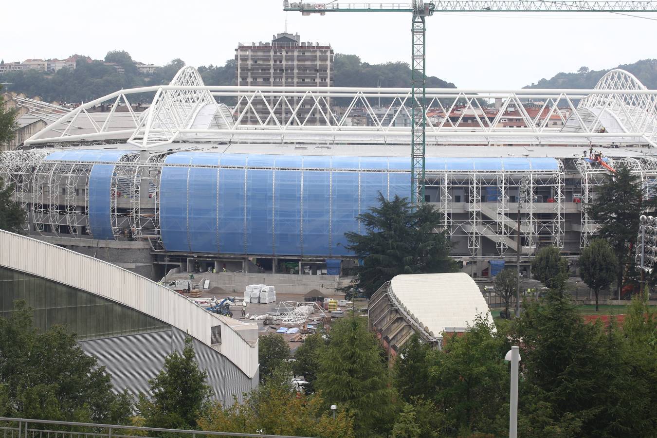 Las obras siguen a un ritmo vertiginoso tanto dentro, con la instalación de los últimos tepes de césped, como fuera, con una grada Sur cada vez más azul.