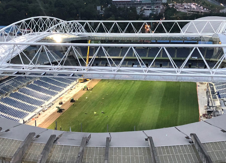 Las obras siguen a un ritmo vertiginoso tanto dentro, con la instalación de los últimos tepes de césped, como fuera, con una grada Sur cada vez más azul.
