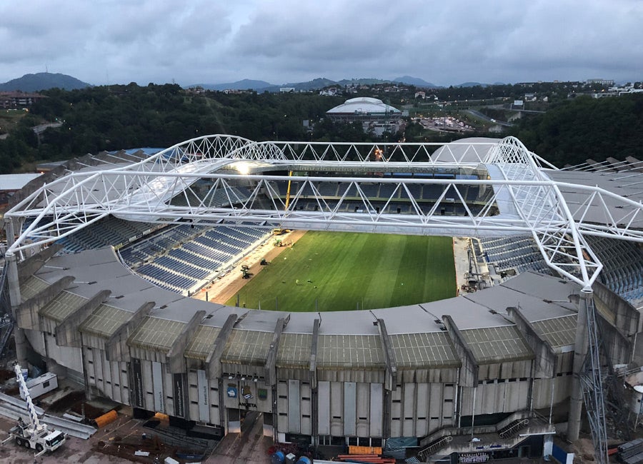 Las obras siguen a un ritmo vertiginoso tanto dentro, con la instalación de los últimos tepes de césped, como fuera, con una grada Sur cada vez más azul.