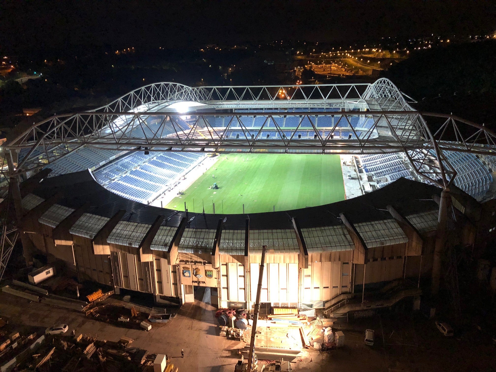 Las obras siguen a un ritmo vertiginoso tanto dentro, con la instalación de los últimos tepes de césped, como fuera, con una grada Sur cada vez más azul.