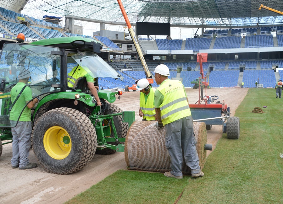 Las obras siguen a un ritmo vertiginoso tanto dentro, con la instalación de los últimos tepes de césped, como fuera, con una grada Sur cada vez más azul.