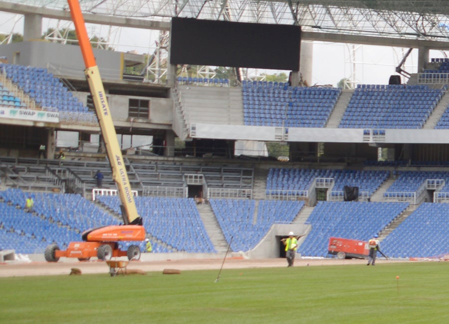 Las obras siguen a un ritmo vertiginoso tanto dentro, con la instalación de los últimos tepes de césped, como fuera, con una grada Sur cada vez más azul.