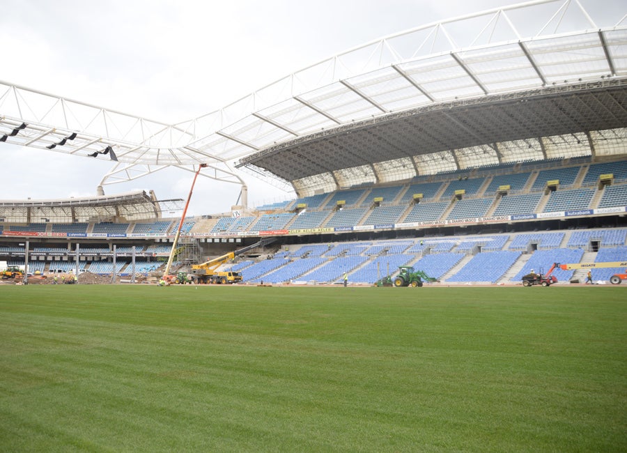 Las obras siguen a un ritmo vertiginoso tanto dentro, con la instalación de los últimos tepes de césped, como fuera, con una grada Sur cada vez más azul.