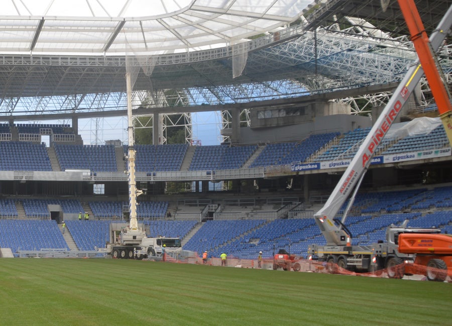 Las obras siguen a un ritmo vertiginoso tanto dentro, con la instalación de los últimos tepes de césped, como fuera, con una grada Sur cada vez más azul.