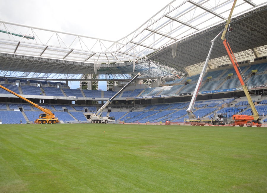 Las obras siguen a un ritmo vertiginoso tanto dentro, con la instalación de los últimos tepes de césped, como fuera, con una grada Sur cada vez más azul.