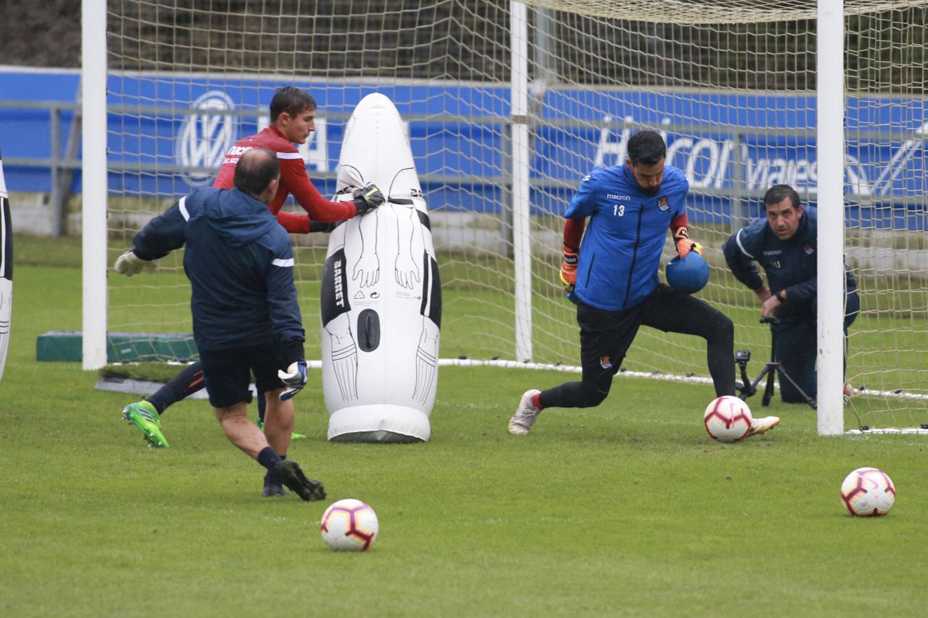 Los hombres de Garitano se han entrenado bajo la lluvia con la presencia de muchos canteranos.