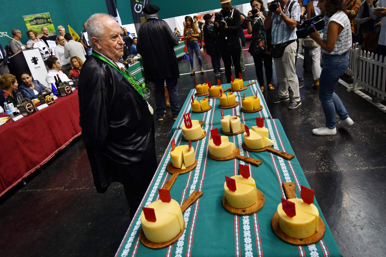 8.750 euros es lo que se ha pagado por el medio queso ganador de Ordizia. La localidad del Goierri ha acogido el tradicional concurso de queso Idiazabal