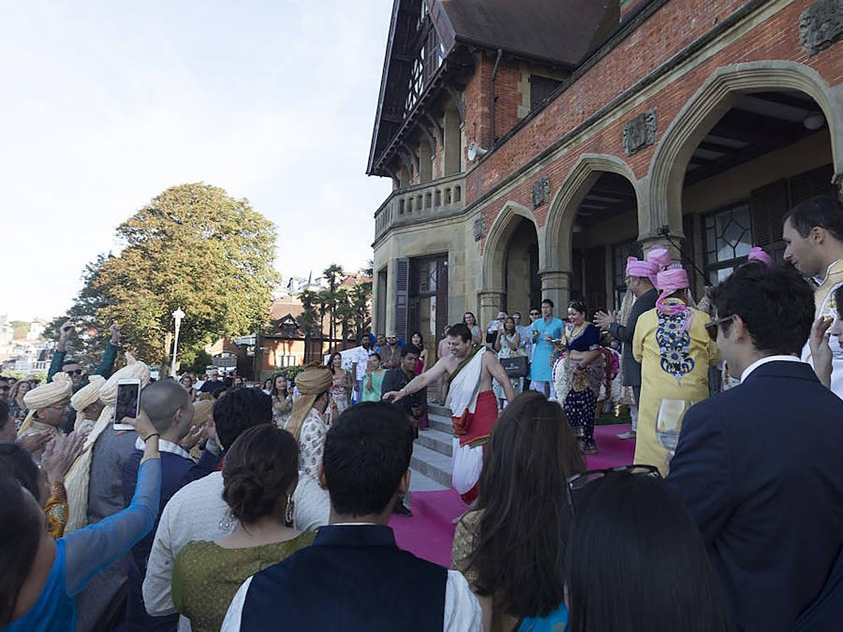 Un hindú y una filipina se casan en Donostia por los ritos católico e hindú