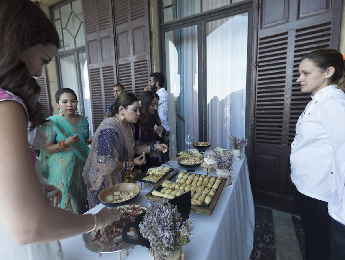 Un hindú y una filipina se casan en Donostia por los ritos católico e hindú